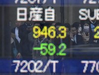 日産自動車のカルロス・ゴーン会長の逮捕を受けて値下がりした同社の株価を示す街頭モニター＝東京都中央区で２０１８年１１月２０日午前９時１１分、宮間俊樹撮影