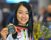 初出場のグランプリファイナルで優勝して帰国し、メダルを手に笑顔を見せる紀平梨花＝成田空港で２０１８年１２月１１日午後５時２１分、手塚耕一郎撮影