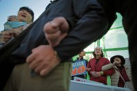 埋め立ての土砂投入が始まった日の翌朝、工事に反対してキャンプ・シュワブのゲート前に立ち、腕を組む人たち＝沖縄県名護市で２０１８年１２月１５日午前８時２６分、和田大典撮影