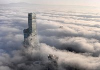 濃い霧に覆われた大阪市内。あべのハルカスも雲海に浮かぶようだった。奥は生駒山＝２０１８年１２月２１日午前７時５５分、本社ヘリから山田尚弘撮影