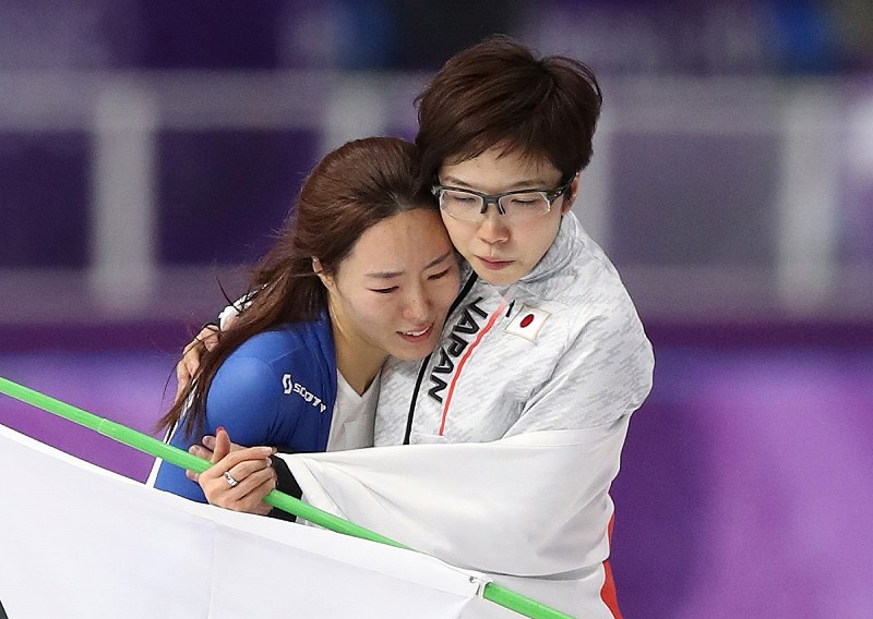【平昌五輪】女子５００メートルで２位となり、涙を流す李相花の肩を抱く小平奈緒（右）＝江陵オーバルで２０１８年２月１８日、佐々木順一撮影