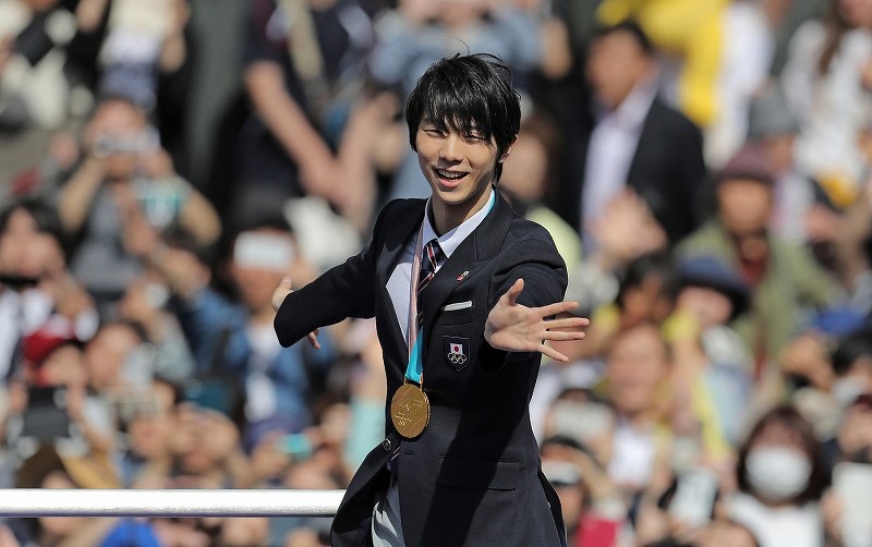 パレードに駆けつけた人たちの歓声に応える羽生結弦選手＝仙台市青葉区で２０１８年４月２２日午後１時４６分、喜屋武真之介撮影