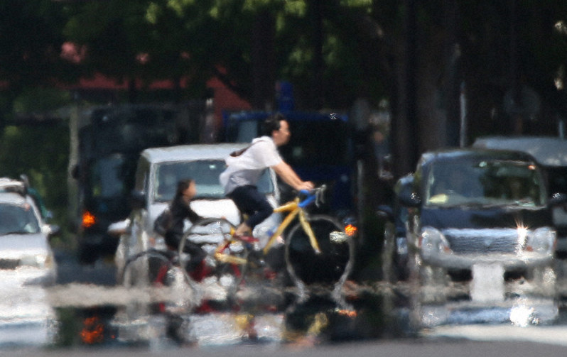気温が上昇し逃げ水現象が見られた名古屋市内=2018年8月3日、兵藤公治撮影