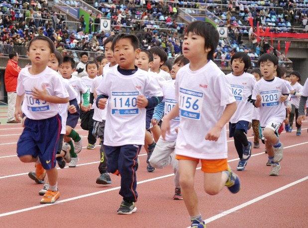 未来に向かって!元気に走る子供たち