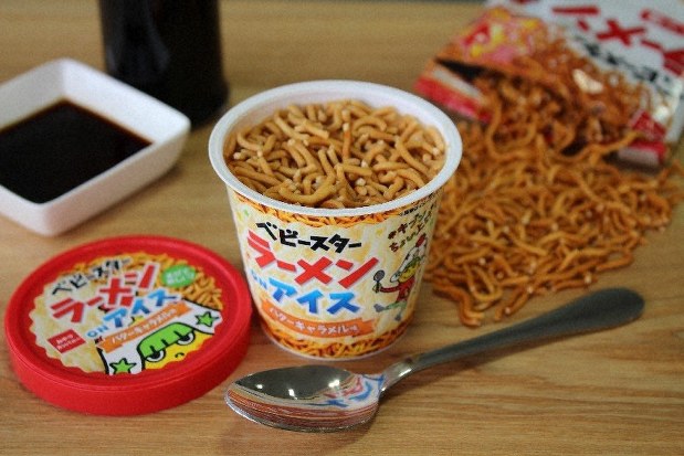 おやつカンパニーなどが開発した「ベビースターラーメンonアイス」=提供写真