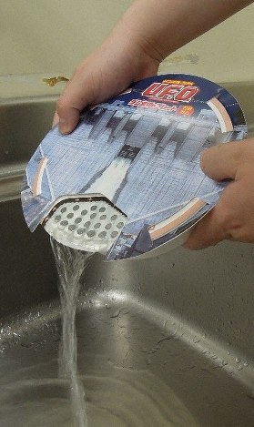 日清食品の「ダム湯切りプレート」。ダムの放流気分を味わえるという=東京都千代田区の毎日新聞東京本社で2018年1月26日、佐藤丈一撮影