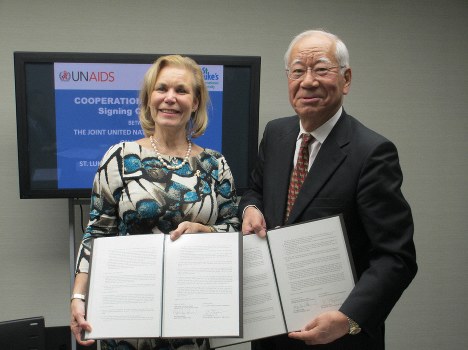 調印書を手にする（左から）UNAIDSのガニラ・カールソン副事務局長と学校法人聖路加国際大の糸魚川順理事長