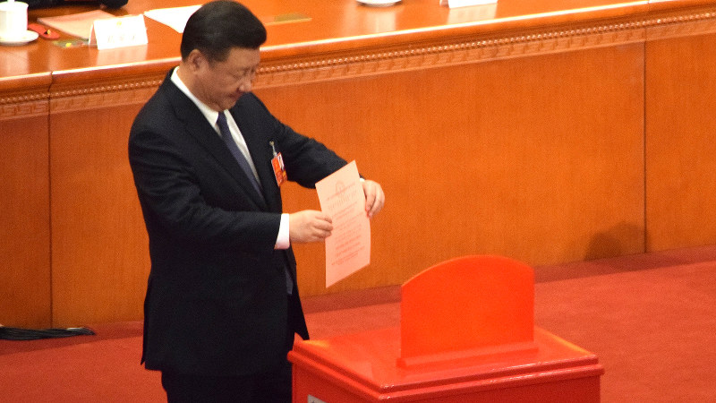 全人代で中国憲法の改正案に投票する習近平国家主席=北京の人民大会堂で2018年3月11日、河津啓介撮影