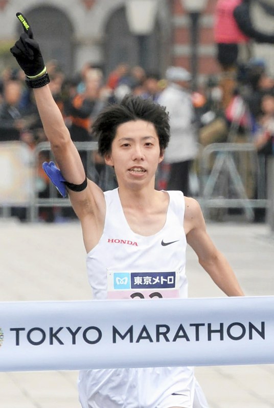 東京マラソンで16年ぶりに日本記録を更新した設楽=東京都千代田区で2018年2月25日、渡部直樹撮影
