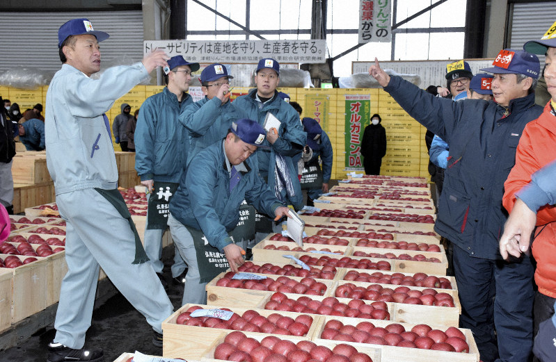 今年最後の取引が行われた止め市=青森県弘前市の弘果弘前中央青果で2018年12月28日、藤田晴雄撮影