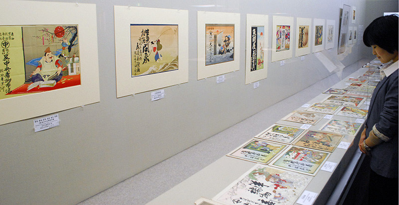 引札展：福の神モチーフの広告集め 西宮・白鹿博物館 ／兵庫  毎日新聞