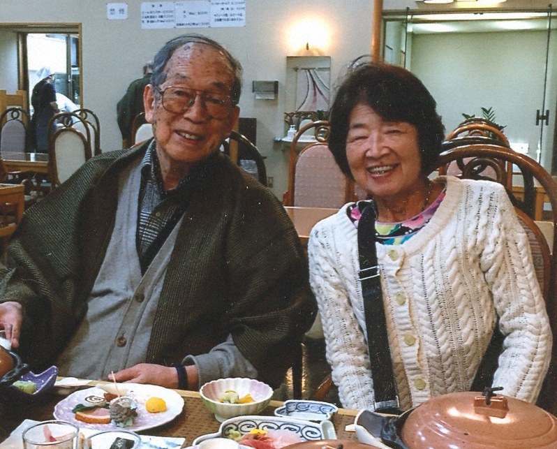 今年5月に川崎市麻生区の自宅から行方不明になった小川和子さん(80)。左は夫の益宏さん(83)=家族提供