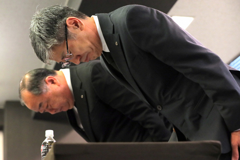 英国で副操縦士が飲酒のため乗務できなかった問題で、記者会見して陳謝する日本航空の赤坂祐二社長=東京都港区で2018年11月16日、和田大典撮影