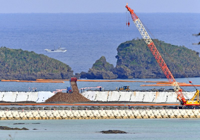 辺野古沿岸部の埋め立て海域で、ダンプカーから次々と投入される土砂(中央左)=沖縄県名護市で2018年12月14日、野田武撮影