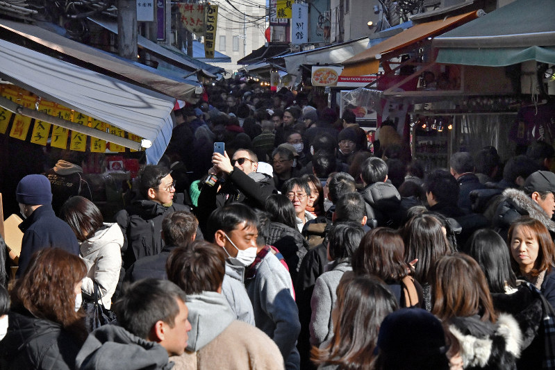 年末の買い物客がひしめく築地場外市場=東京都中央区で2018年12月30日午前11時33分、宮間俊樹撮影