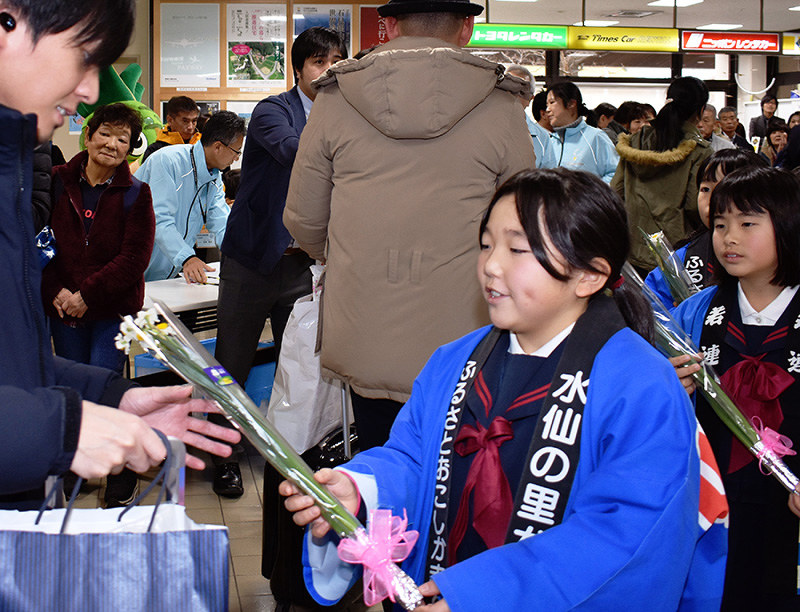 スイセン：帰省客におかえり 萩・石見空港で児童ら配布 ／島根  毎日新聞
