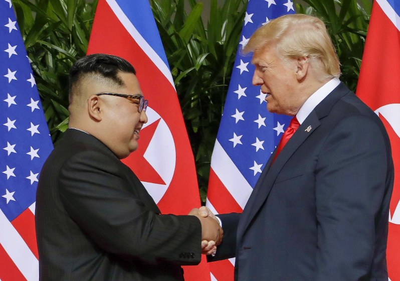 会談冒頭で握手する北朝鮮の金正恩朝鮮労働党委員長(左)とトランプ米大統領=シンガポールで6月12日、AP共同