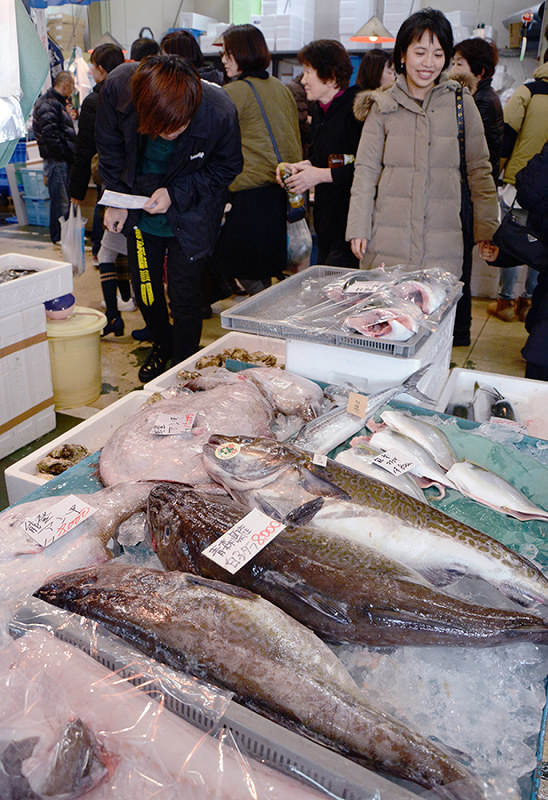 大歳の市 海の幸 特別価格で 恒例 いきいき魚市 金沢 石川 毎日新聞