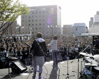 始まりは99年11月3日 「路上ライブ」いきものがかり、平成を ...