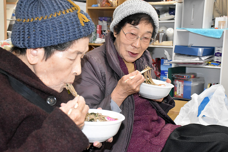 仮設住宅の談話室で年越しそばを食べる入居者たち=広島県呉市天応大浜3で2018年12月31日午後6時28分、隈元悠太撮影