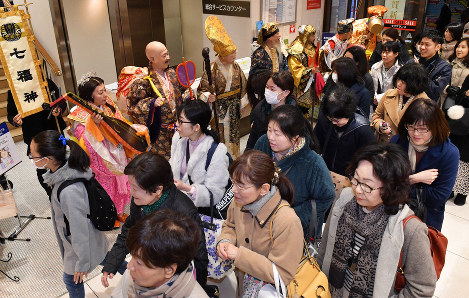 福岡でも初売りににぎわい 3月末で閉館 天神コア に家族連れら 毎日新聞 福岡でも初売りににぎわい 3月末で閉館 天神コア に家族連れら 毎日新聞
