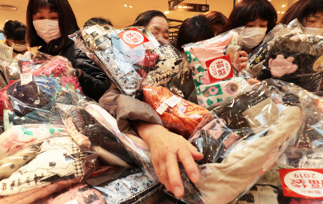福岡でも初売りににぎわい 3月末で閉館 天神コア に家族連れら 毎日新聞 福岡でも初売りににぎわい 3月末で閉館 天神コア に家族連れら 毎日新聞