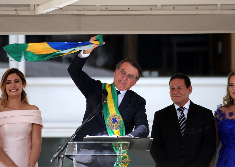 大統領就任演説でブラジル国旗を掲げるボルソナロ氏(左から2人目)=ブラジリアで1日、ロイター