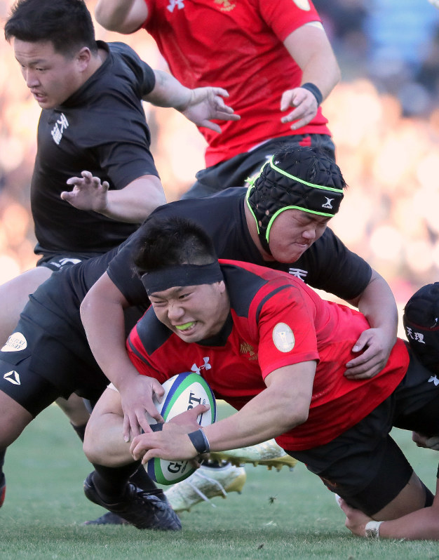 【帝京大-天理大】後半、攻める帝京大をタックルで止める天理大の選手たち=和田大典撮影