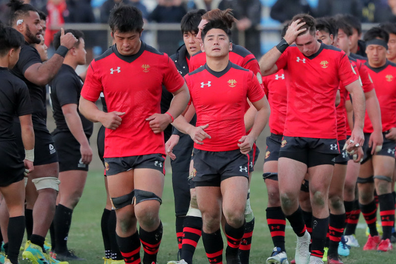 準決勝で天理大に敗れ、肩を落とす帝京大の選手たち=東京・秩父宮ラグビー場で2日、和田大典撮影