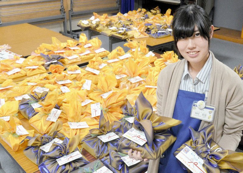 「新たな本との出会いを」との思いで準備された本の福袋=滋賀県草津市草津町の市立図書館で2018年12月27日、礒野健一撮影