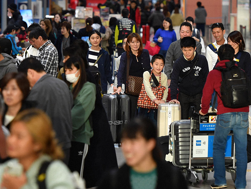 帰国した旅行客らでにぎわう到着フロア=関西国際空港で2019年1月3日午後4時6分、猪飼健史撮影