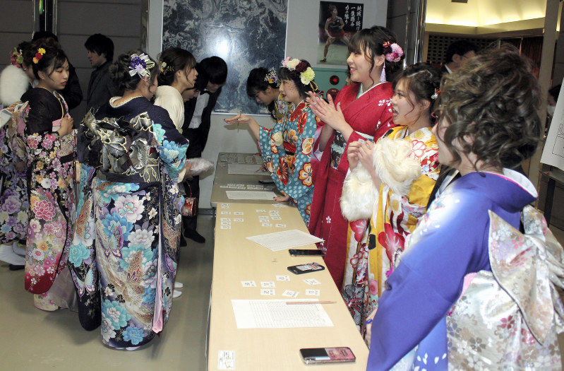予定通り開催された熊本県和水町の成人式会場に集まった新成人=熊本県和水町で4日午前9時39分、杉山恵一撮影