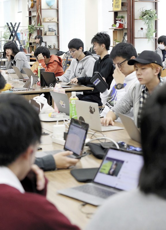 パソコンに向かって各自勉強をするN高校の生徒たち=大阪市中央区で、梅田麻衣子撮影