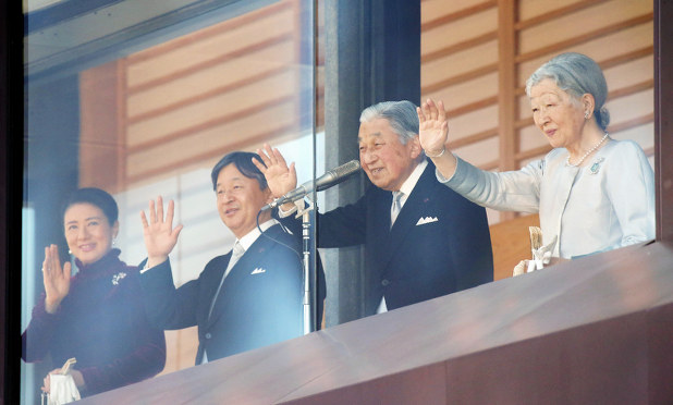新年一般参賀で手を振られる天皇、皇后両陛下と皇太子ご夫妻=小川昌宏撮影