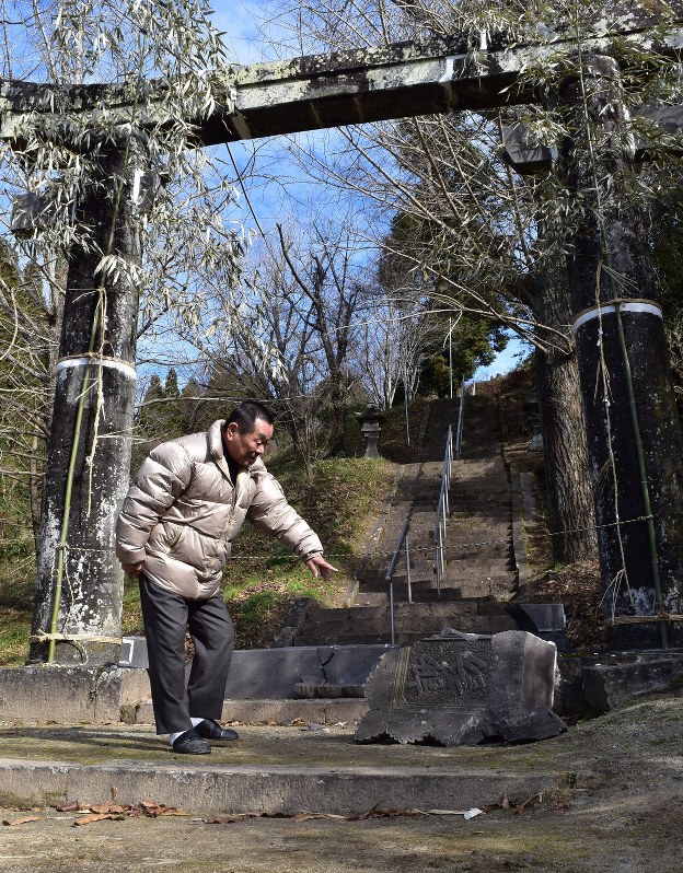 地震で鳥居の一部が損傷し、立ち入り禁止になった諏訪神社=熊本県和水町で2019年1月4日午前11時9分、城島勇人撮影