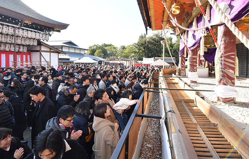 八坂神社 初詣客 長い行列 かるた始めも 京都 毎日新聞