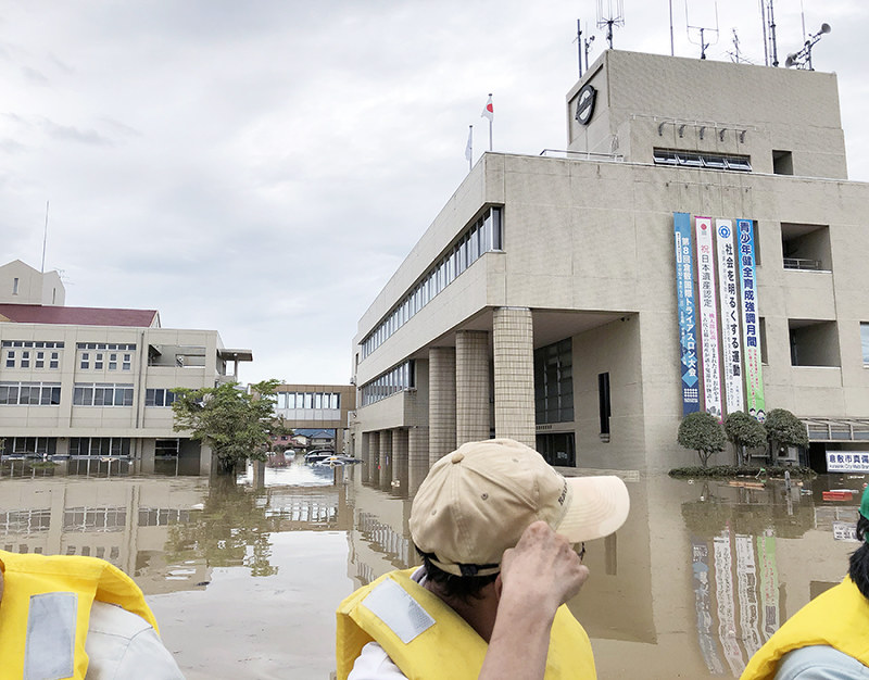 西日本豪雨で1階部分が浸水した岡山県倉敷市真備支所=同市提供