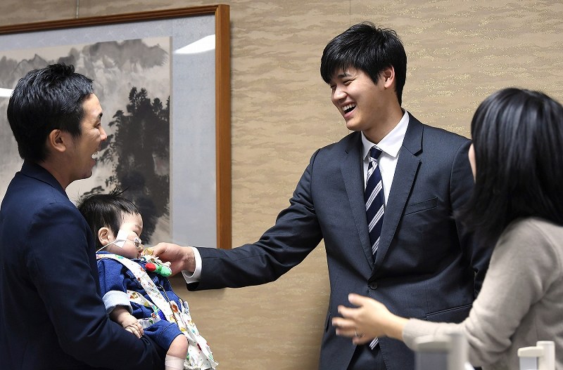 大谷選手、難病の小さな「翔平ちゃん」を励ます [写真特集1/5] | 毎日新聞