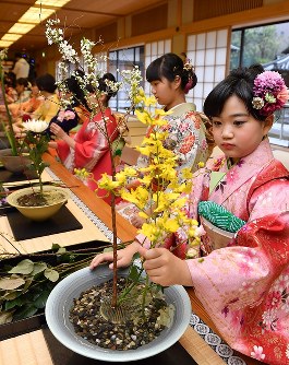振り袖や羽織はかま姿で…華道家元池坊の「初生け式」 [写真特集1/4
