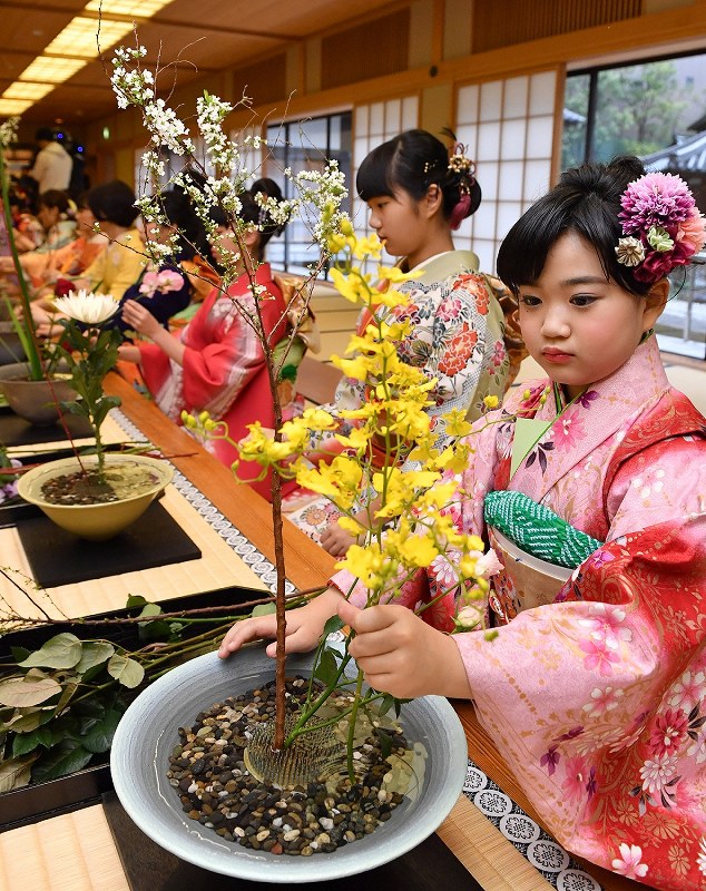 振り袖や羽織はかま姿で…華道家元池坊の「初生け式」 [写真特集1/4