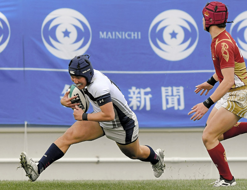 【大阪桐蔭-流通経大柏】前半、ラックからボールを回し、大阪桐蔭・三島がトライ=東大阪市花園ラグビー場で2019年1月5日、山田尚弘撮影