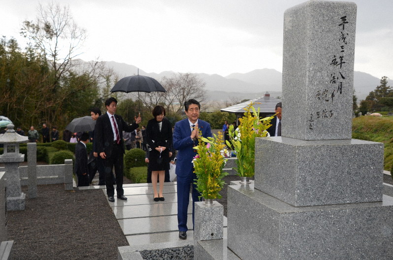 安倍家の墓前で手を合わせる安倍晋三首相=山口県長門市で6日、立野将弘撮影