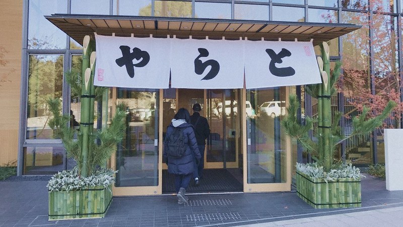 とらや赤坂店の入り口とのれん=2018年12月28日、田中学撮影