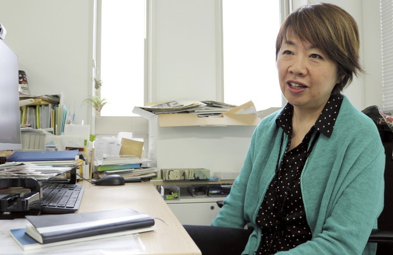職場で難民問題について語る守屋さん=東京都港区で