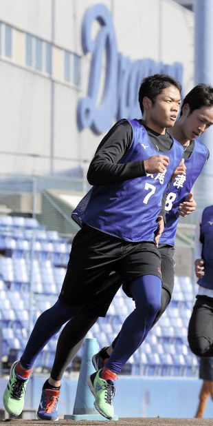 新人合同自主トレでランニングする中日の根尾(手前)ら=兵藤公治撮影