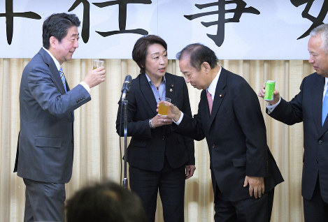 自民党の仕事始めの会合で乾杯する（左から）安倍晋三首相、橋本聖子参院議員会長、二階俊博幹事長、甘利明選対委員長＝党本部で2019年1月7日午後3時8分、川田雅浩撮影