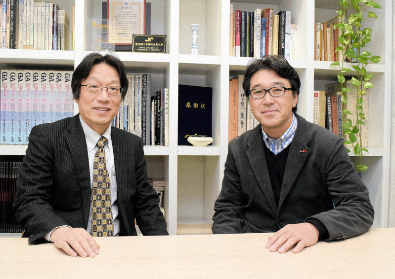 東京中華街促進会の胡逸飛理事長(左)と、友人の小林俊史さん=東京都豊島区で、奥山はるな撮影
