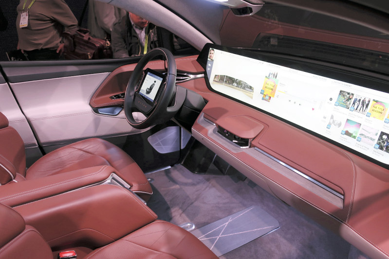 中国の電気自動車ベンチャーBYTON(バイトン)が披露したM-BYTE(エムバイト)。ダッシュボード全体にデジタルパネルが広がる=米西部ラスベガスで6日、中井正裕撮影