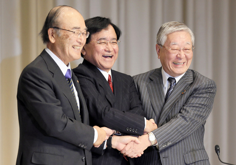 記者会見終了後、笑顔で記念撮影に応じる(左から)日本・東京商工会議所の三村明夫会頭、経済同友会の小林喜光代表幹事、経団連の中西宏明会長=東京都千代田区の帝国ホテルで2019年1月7日午後4時15分、玉城達郎撮影