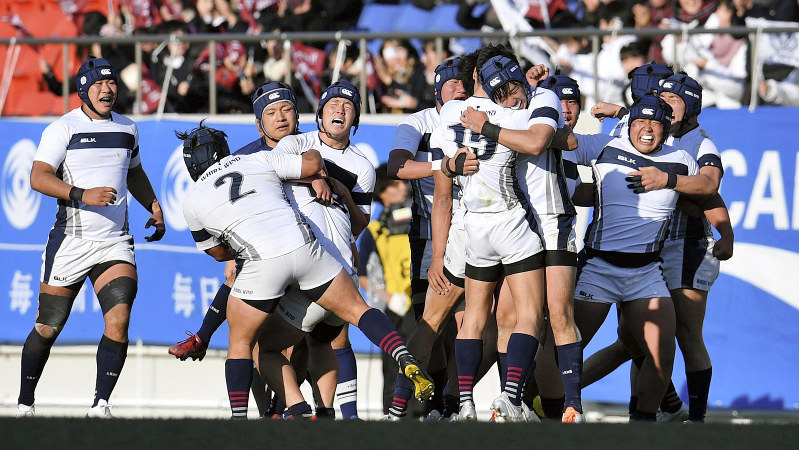 初優勝し、喜ぶ大阪桐蔭の選手たち=東大阪市花園ラグビー場で2019年1月7日、猪飼健史撮影